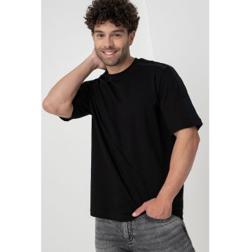 Tricou cu decolteu la baza gatului si benzi logo