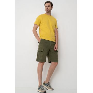 Tricou cu decolteu la baza gatului si buzunar pe piept