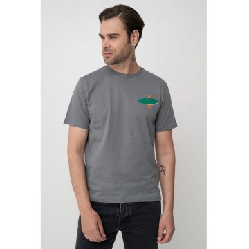 Tricou cu decolteu la baza gatului si imprimeu