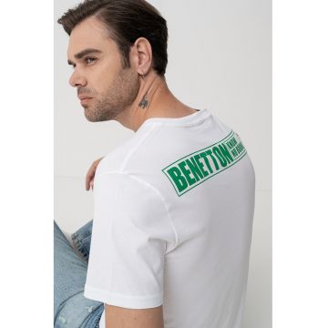 Tricou cu decolteu la baza gatului si imprimeu