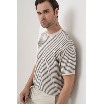 Tricou cu decolteu la baza gatului si imprimeu in dungi