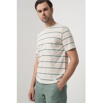 Tricou cu decolteu la baza gatului si imprimeu in dungi
