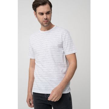 Tricou cu decolteu la baza gatului si imprimeu in dungi