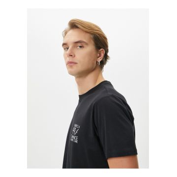 Tricou cu decolteu la baza gatului si imprimeu pe piept