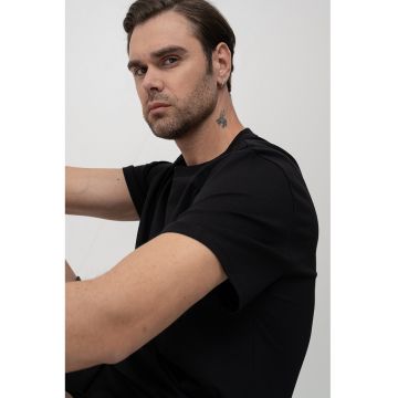 Tricou cu decolteu la baza gatului si maneci cazute
