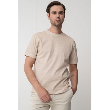 Tricou cu decolteu la baza gatului