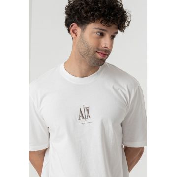 Tricou cu logo si decolteu la baza gatului
