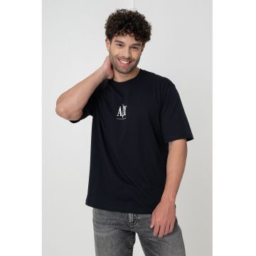 Tricou cu logo si decolteu la baza gatului