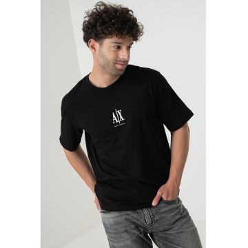 Tricou cu logo si decolteu la baza gatului