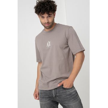 Tricou cu logo si decolteu la baza gatului