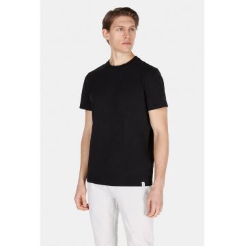 Tricou din bumbac cu model uni si decolteu la baza gatului