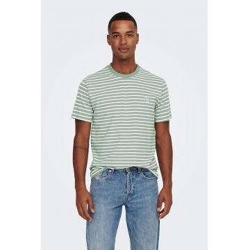 Tricou in dungi cu decolteu la baza gatului