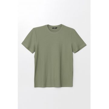 Tricou lejer cu decolteu la baza gatului
