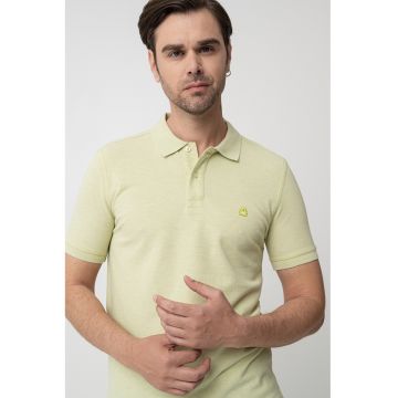 Tricou polo cu logo discret