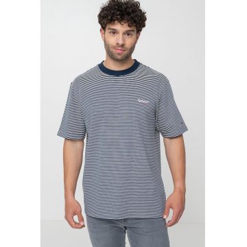 Tricou cu decolteu la baza gatului si dungi