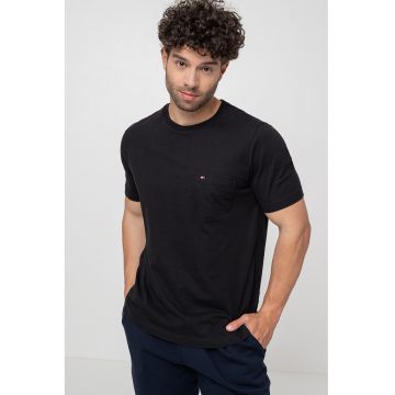 Tricou cu decolteu la baza gatului
