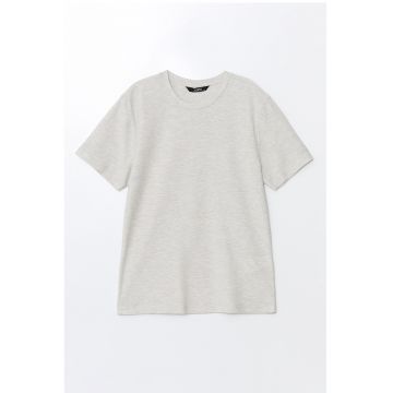 Tricou lejer cu decolteu la baza gatului