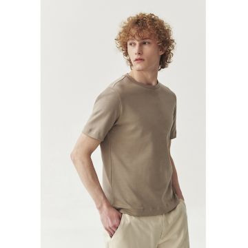 Tricou uni cu decolteu la baza gatului