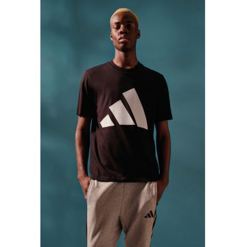 Tricou cu decolteu la baza gatului si imprimeu logo