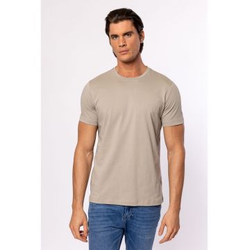 Tricou cu decolteu la baza gatului si model uni Means
