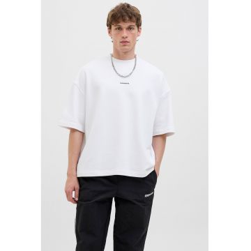 Tricou cu decolteu la baza gatului si imprimeu text