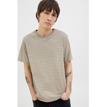 Tricou cu model in dungi si decolteu la baza gatului