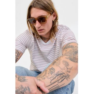 Tricou cu model in dungi si decolteu la baza gatului