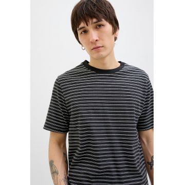 Tricou cu model in dungi si decolteu la baza gatului