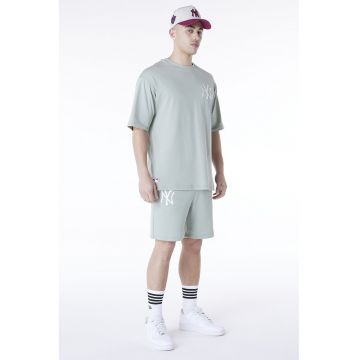 Set de tricou cu pantaloni scurti cu monograma brodata Set de tricou cu pantaloni scurti cu monograma brodata