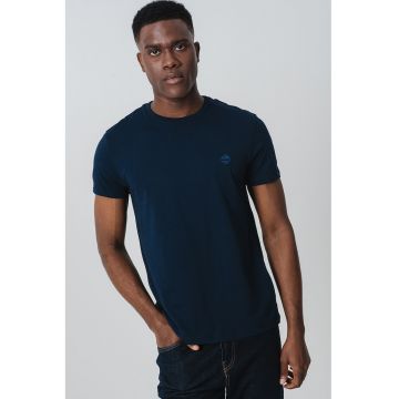 Tricou cu decolteu la baza gatului si logo discret