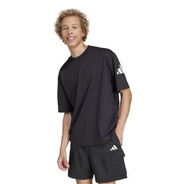 Tricou cu decolteu la baza gatului