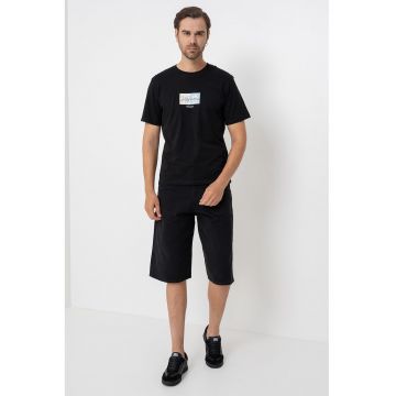 Tricou regular fit cu imprimeu discret