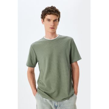 Tricou tricotat cu decolteu la baza gatului