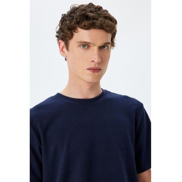 Tricou uni cu decolteu la baza gatului