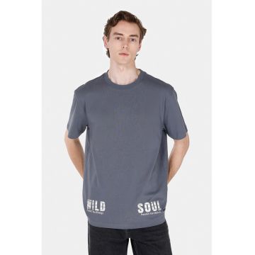 Tricou cu imprimeu text si decolteu la baza gatului