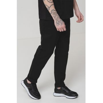 Blugi cu croiala conica si model cu 5 buzunare Blugi cu croiala conica si model cu 5 buzunare