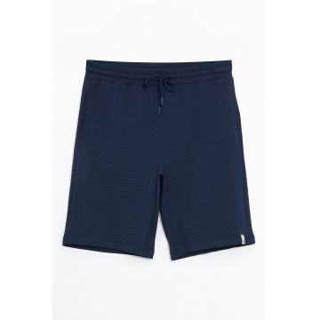 Pantaloni scurti cu model uni si aspect texturat