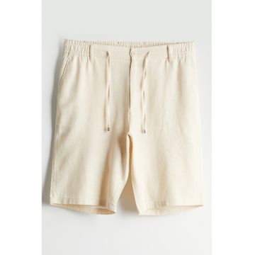 Pantaloni scurti din amestec de in cu snur in talie