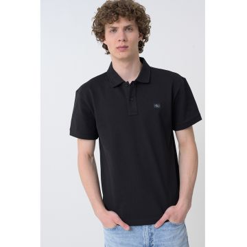 Tricou polo cu logo discret