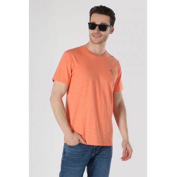 Tricou cu decolteu la baza gatului si broderie