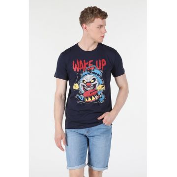 Tricou cu decolteu la baza gatului si imprimeu