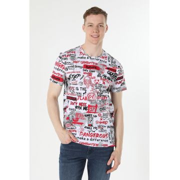 Tricou cu decolteu la baza gatului si imprimeu grafic