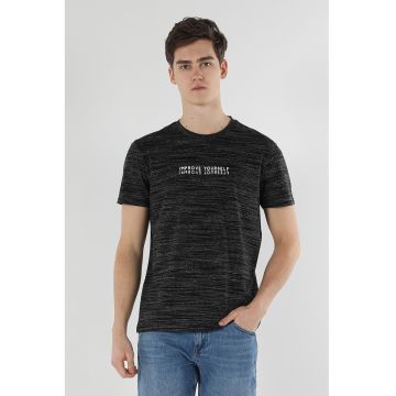 Tricou cu decolteu la baza gatului si imprimeu text