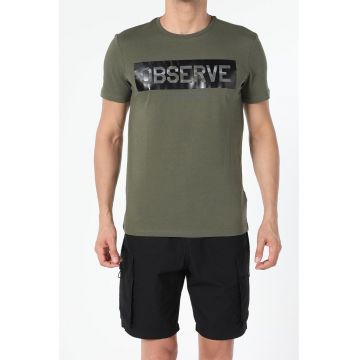 Tricou regular fit cu decolteu la baza gatului si text
