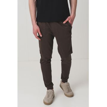 Pantaloni de trening cu buzunare laterale si snur de ajustare