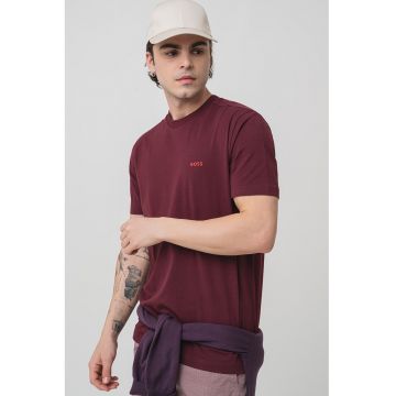 Tricou cu logo discret si decolteu la baza gatului