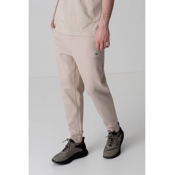 Pantaloni de trening cu snur de ajustare si buzunare cu fermoar