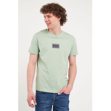 Tricou cu decolteu la baza gatului si detaliu cu imprimeu