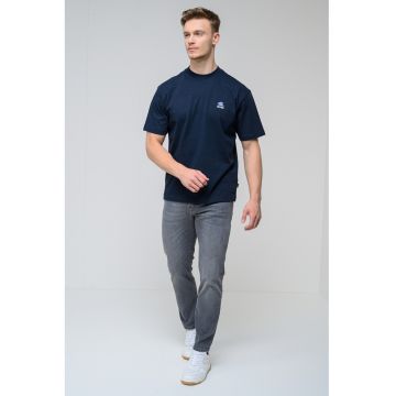 Tricou cu decolteu la baza gatului si model
