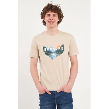 Tricou cu decolteu la baza gatului si model grafic